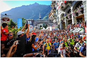 Nr 1. 2400 osób na linii startu. Foto: https://trailrunner.com/event/ultra-trail-du-mont-blanc-utmb/
