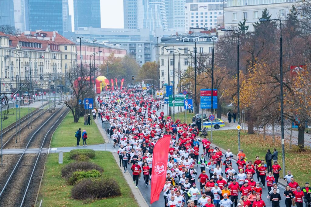 Biało-czerwony tłum biegaczy na alei Jana Pawła II podczas Biegu Niepodległości