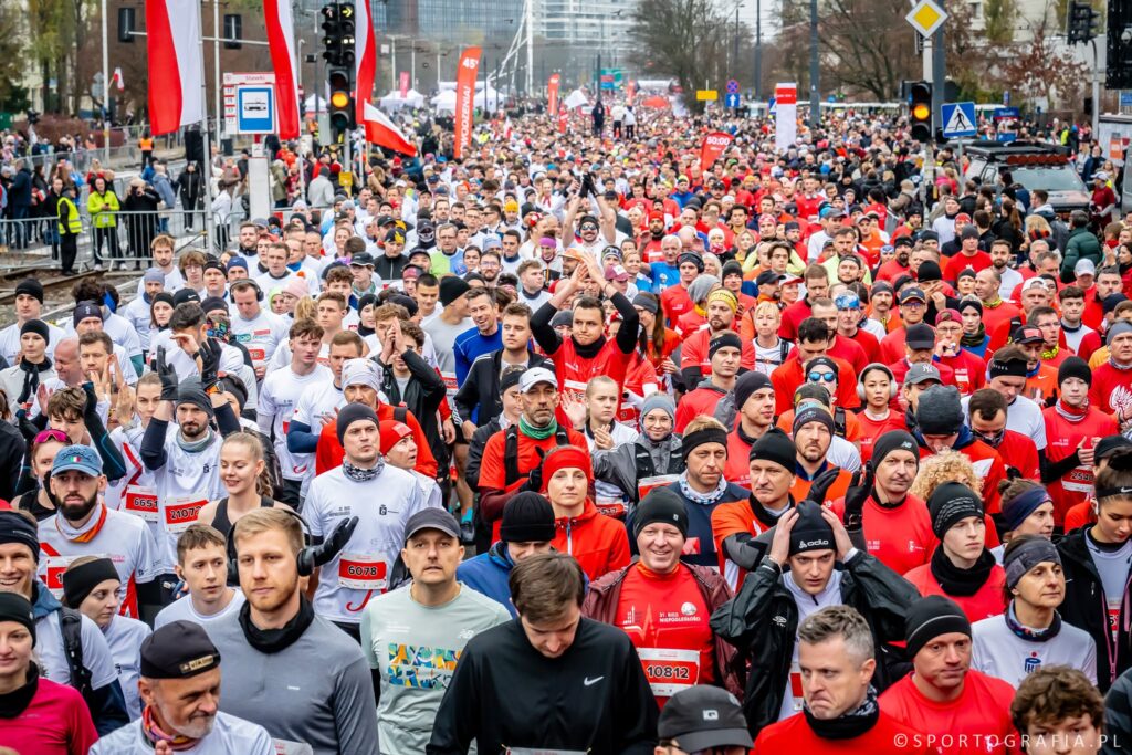 Uczestnicy Biegu Niepodległości czekają w strefie startu