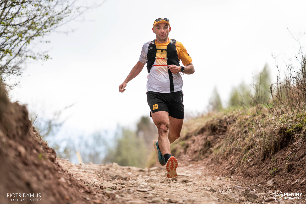 Marcin Świerc biegnie górskim szlakiem podczas Pieniny Ultra-Trail