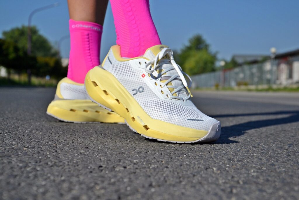 But ON Cloudrunner 3 Max na stopie, widok z boku na szeroką podeszwę środkową