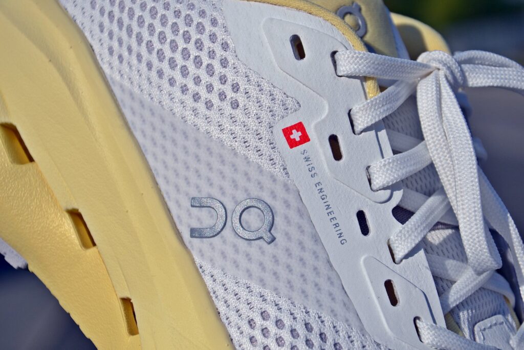 Zbliżenie na siateczkową cholewkę i logo ON w Cloudrunner 3 Max