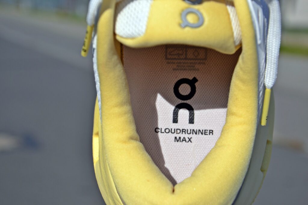 Wnętrze buta ON Cloudrunner 3 Max z wkładką i miękkim językiem
