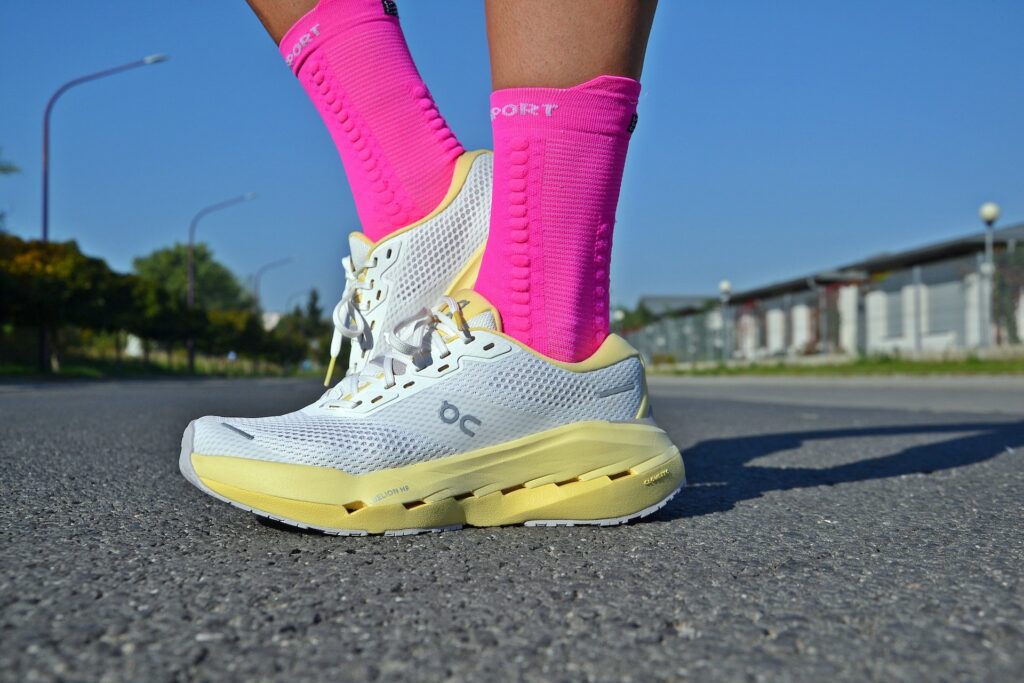 Buty ON Cloudrunner 3 Max na nogach biegaczki, widok z przodu